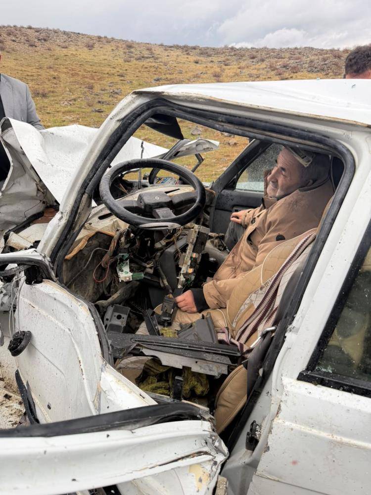 Otomobiller kafa kafaya çarpıştı! 5 yaralı 4