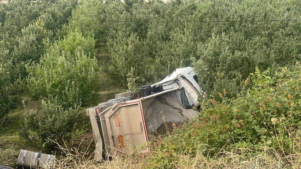 Konya’dan yola çıkan kum yüklü tır Isparta’da kaza yaptı 3