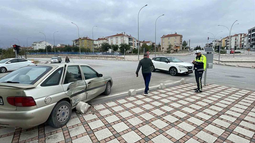 Karaman'da kavşakta kaza 1
