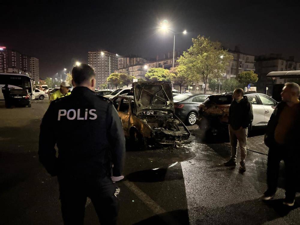 Korkutan kaza! Alevler 3 araca daha sıçradı 1