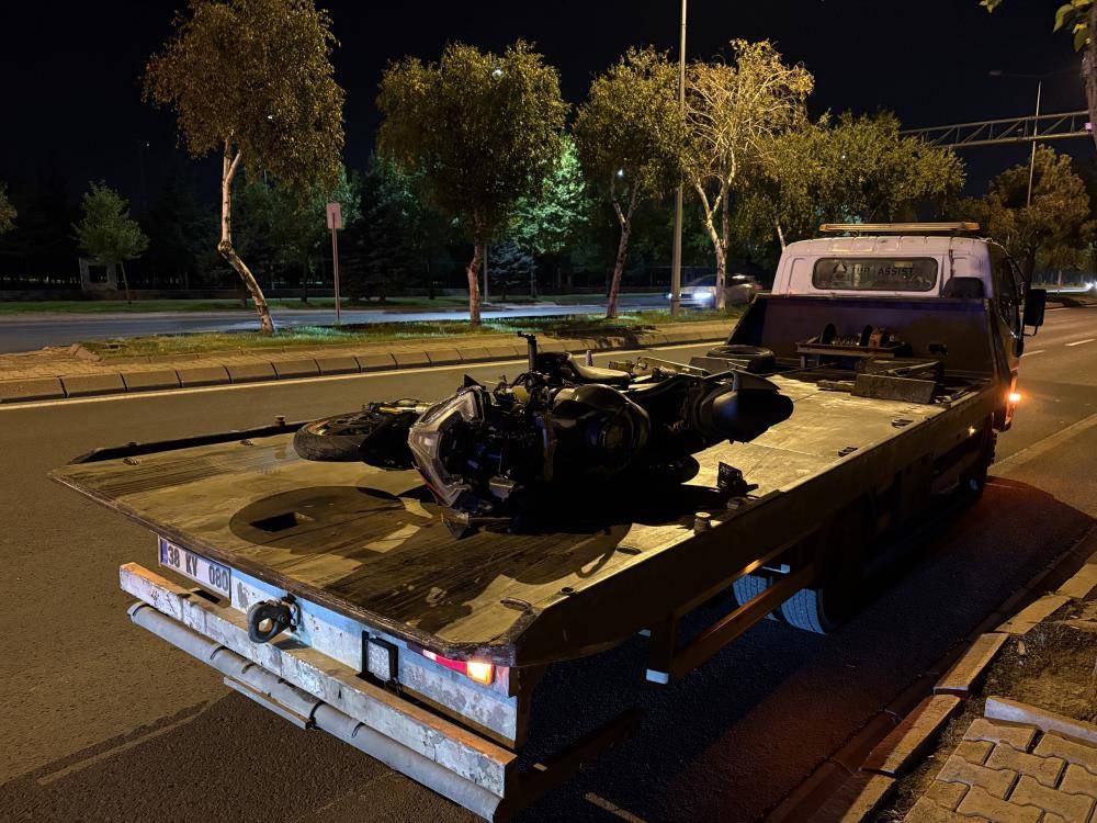 Kayseri’de feci kaza! Motosiklet sürücüsü 50 metre sürüklendi 2