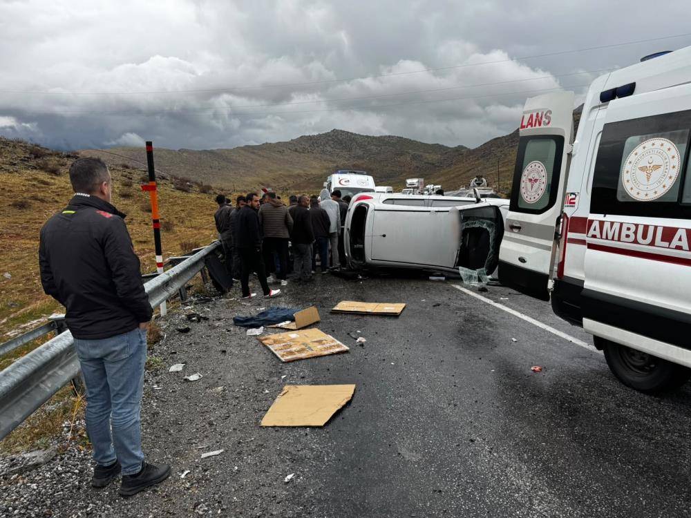 Otomobiller kafa kafaya çarpıştı! 5 yaralı 2