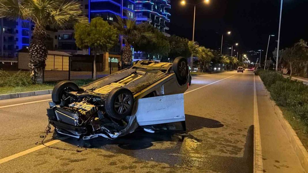 Alanya’da feci kaza! Otomobil takla attı 6