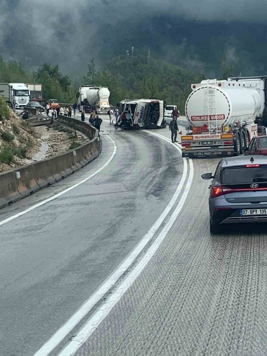 Isparta-Antalya yolunda feci kaza! Otobüs devrildi, 1 kişi öldü, 7 yaralı var 3