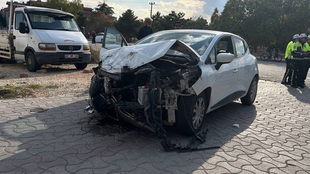 Konya'da kaza! Servis minibüsü ve otomobil çarpıştı: 9 yaralı! 3