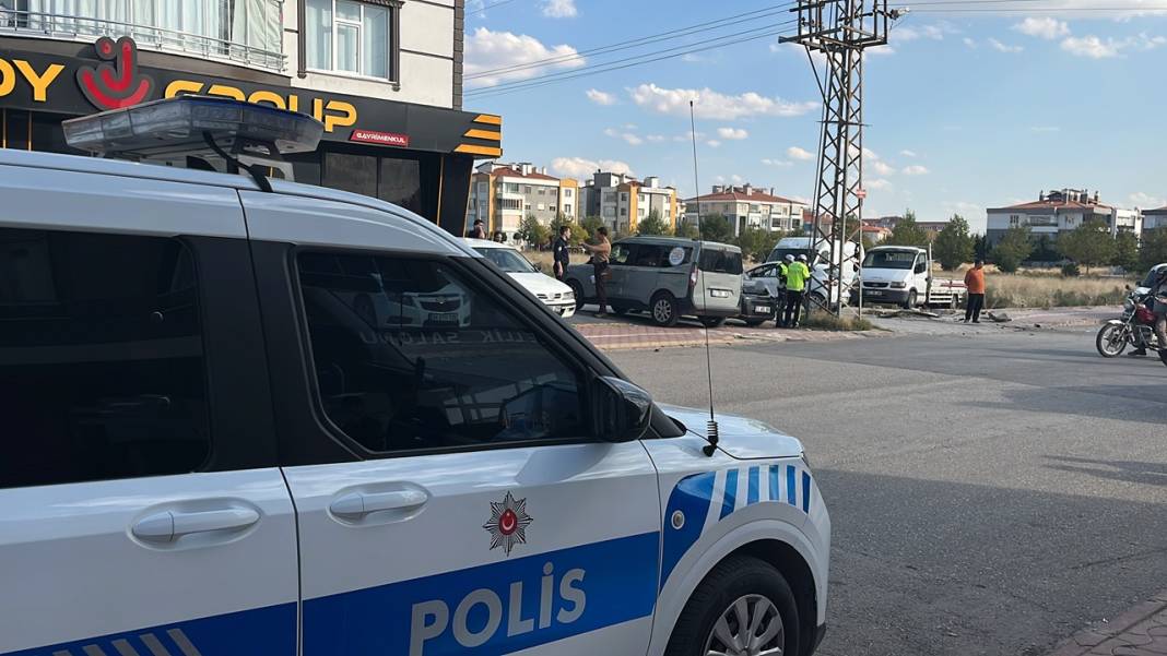 Konya'da kaza! Servis minibüsü ve otomobil çarpıştı: 9 yaralı! 4