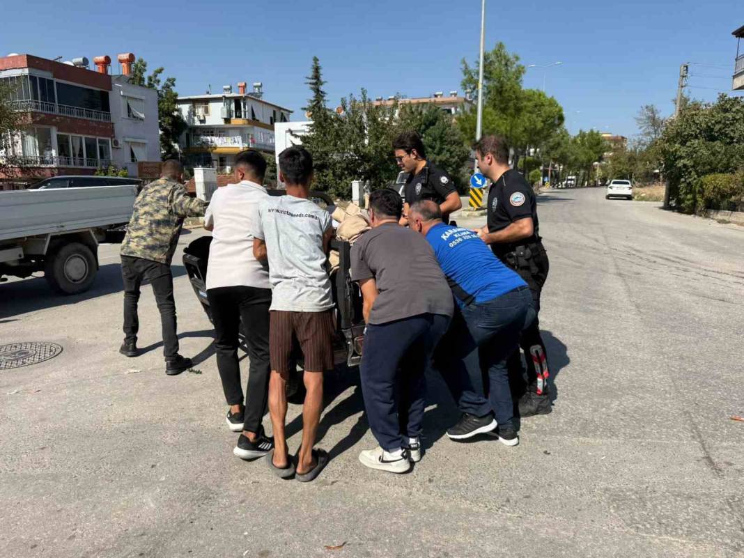 Antalya’da otomobil ile üç tekerlekli bisiklet çarpıştı: 2 yaralı 2