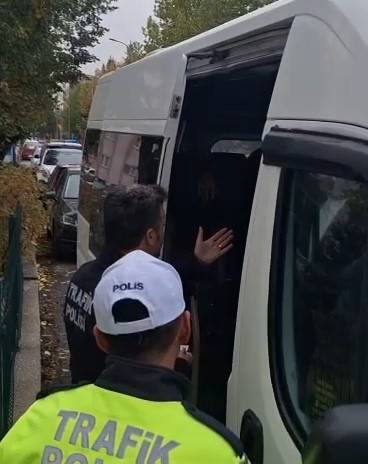 Servis şoförü polislerin dur ihtarına uymayıp, öğrencileri araçta bırakıp kaçtı 1