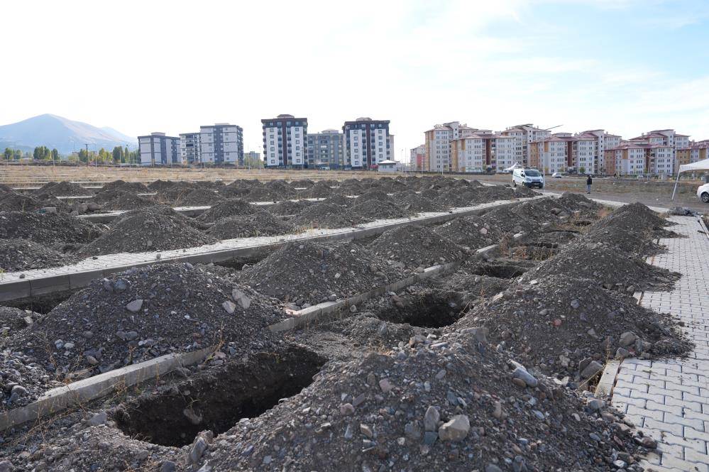 Toprak donmadan mezarlar kazılıyor! 6