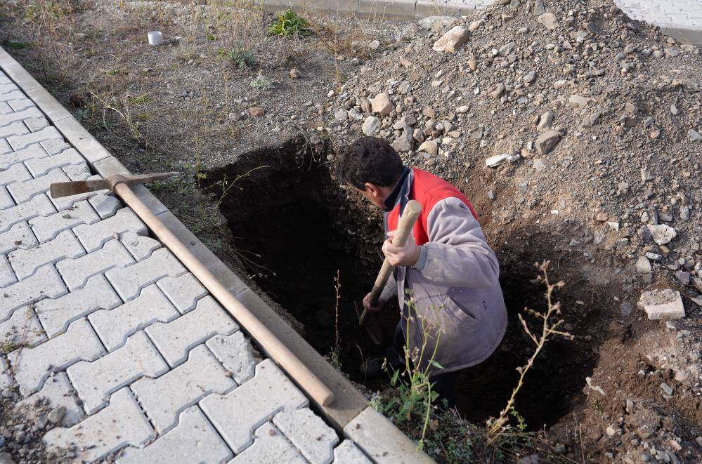 Toprak donmadan mezarlar kazılıyor! 4