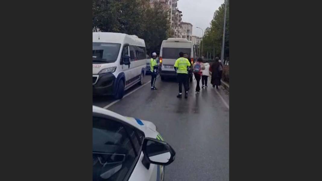 Servis şoförü polislerin dur ihtarına uymayıp, öğrencileri araçta bırakıp kaçtı 3