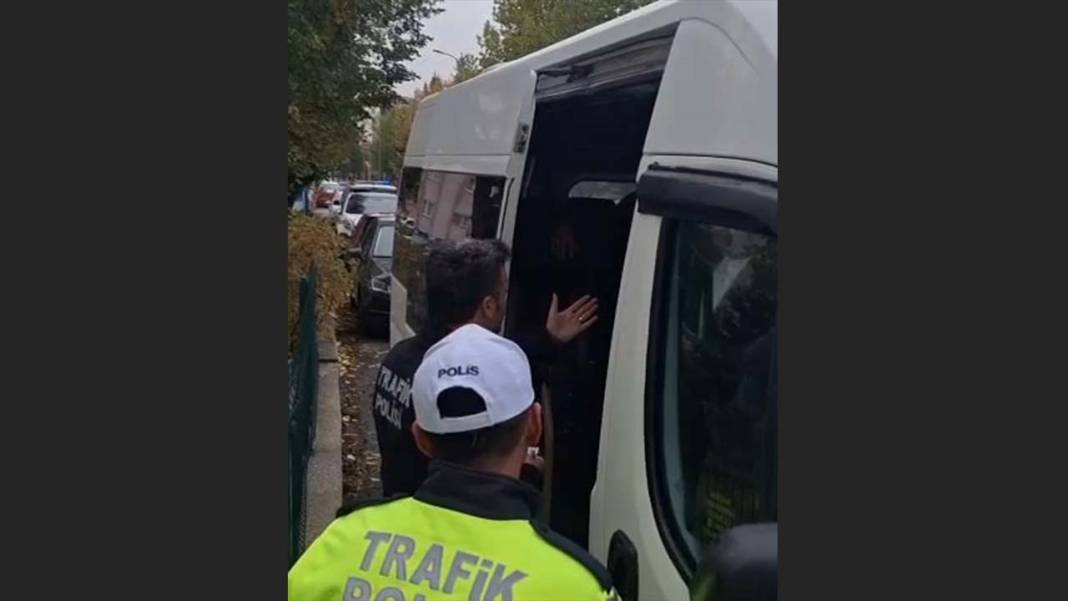 Servis şoförü polislerin dur ihtarına uymayıp, öğrencileri araçta bırakıp kaçtı 4