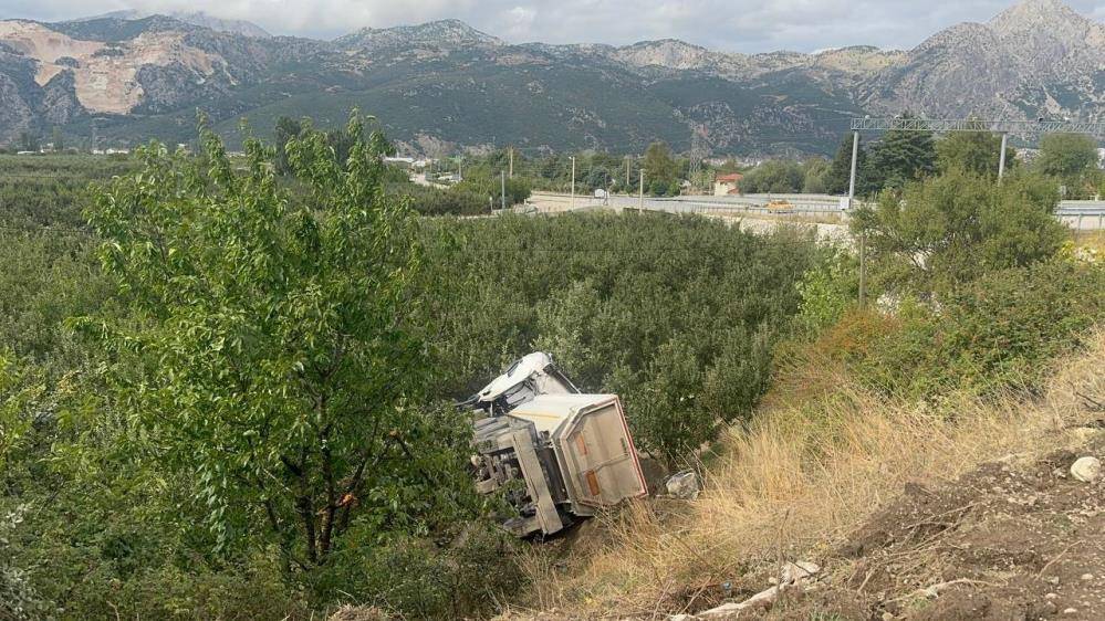 Konya’dan yola çıkan kum yüklü tır Isparta’da kaza yaptı 1