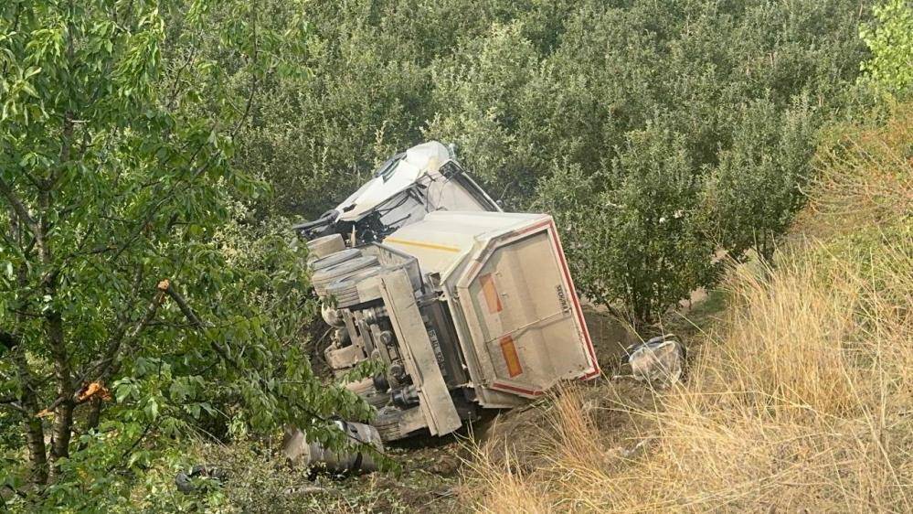 Konya’dan yola çıkan kum yüklü tır Isparta’da kaza yaptı 2