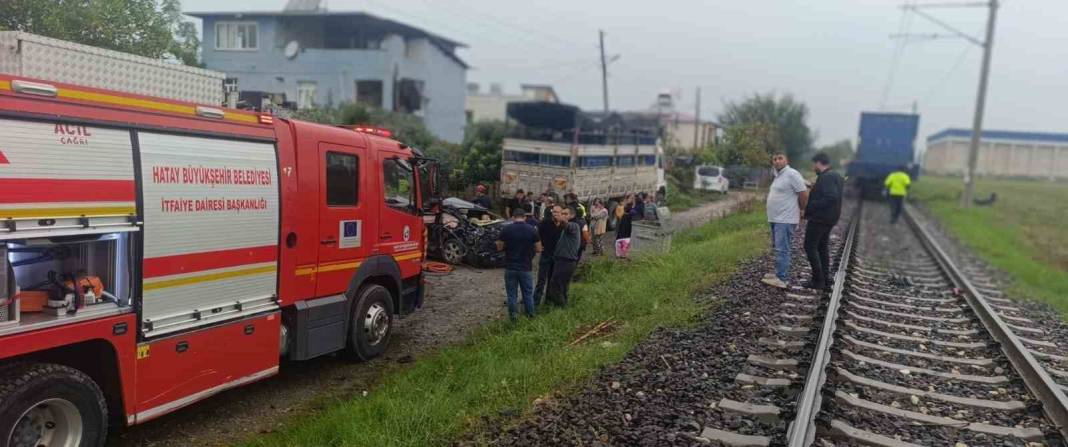 Trenin çarptığı otomobilde can pazarı! Yaralılar araçta kaldı 2