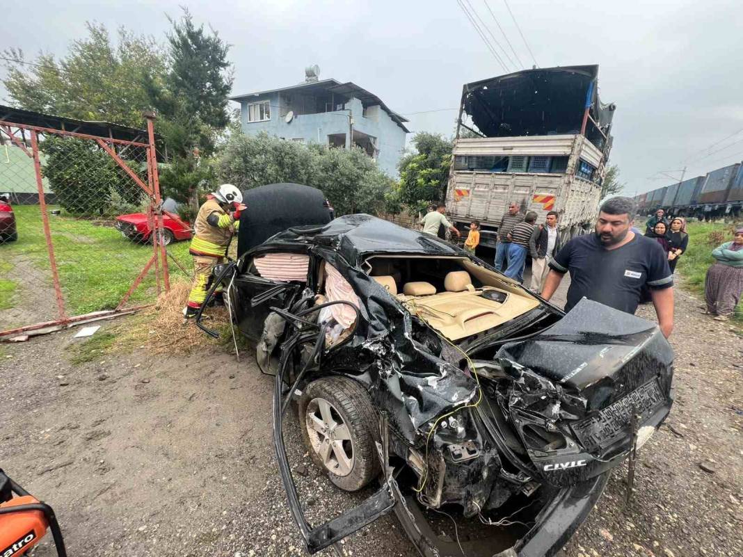Trenin çarptığı otomobilde can pazarı! Yaralılar araçta kaldı 1