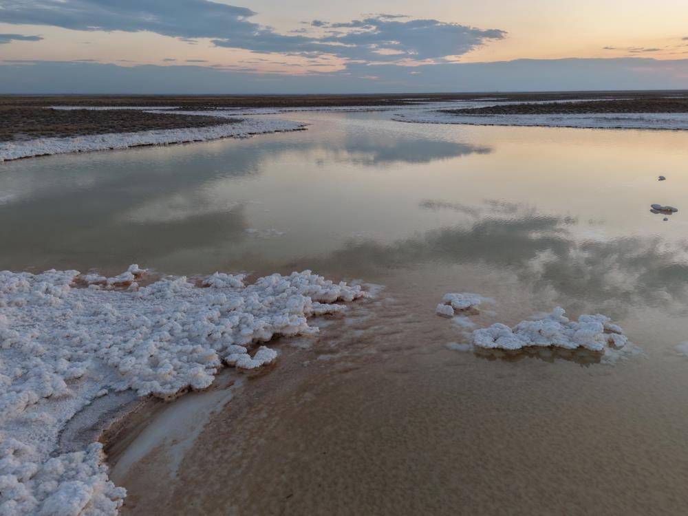 Tuz Gölü’nde şaşırtan manzara! Ziyaretçiler fotoğraf çekmek için geliyor 2