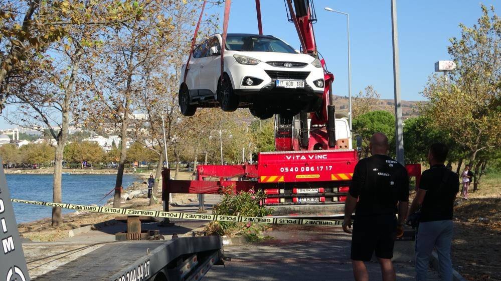 El frenini çekmeyi unuttu! Otomobili denize uçtu 7