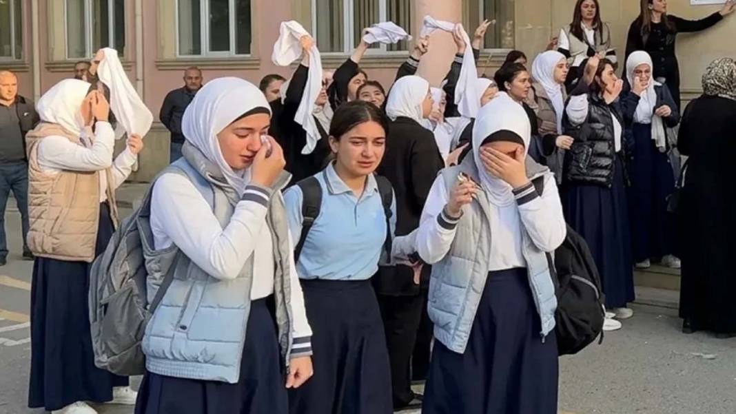 Okullarda başörtüsünü yasaklayan Aliyev'i zora soktu! 3