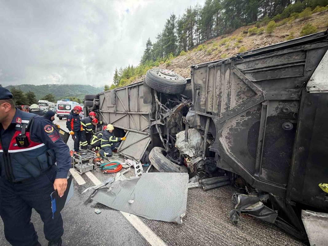 Isparta-Antalya yolunda feci kaza! Otobüs devrildi, 1 kişi öldü, 7 yaralı var 4