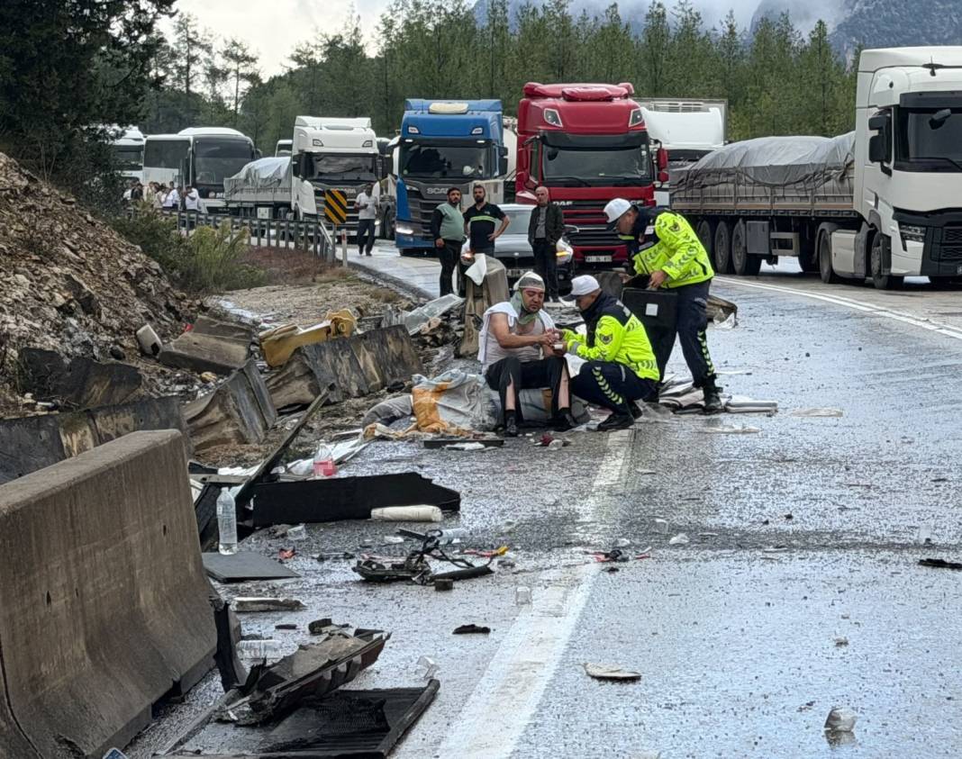 Isparta-Antalya yolunda feci kaza! Otobüs devrildi, 1 kişi öldü, 7 yaralı var 6