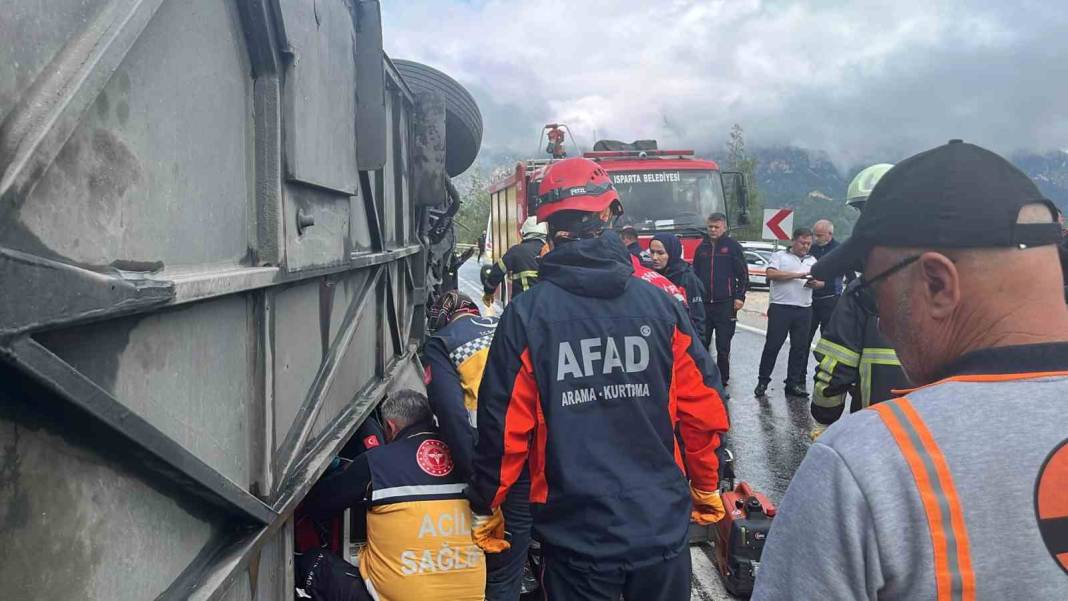 Isparta-Antalya yolunda feci kaza! Otobüs devrildi, 1 kişi öldü, 7 yaralı var 2