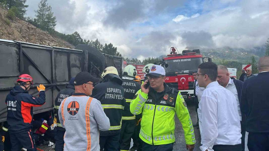 Isparta-Antalya yolunda feci kaza! Otobüs devrildi, 1 kişi öldü, 7 yaralı var 1