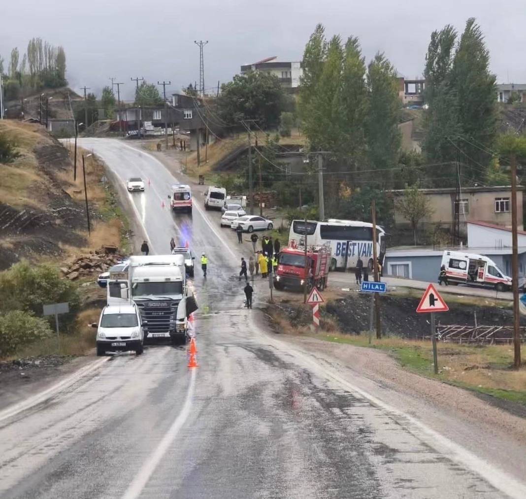 Otobüs ile tır çarpıştı, 15 yaralıdan birinin durumu ağır 4