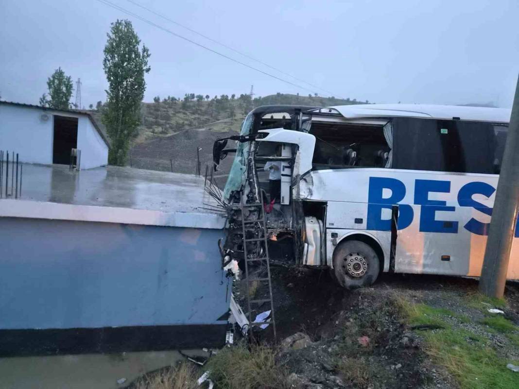 Otobüs ile tır çarpıştı, 15 yaralıdan birinin durumu ağır 1