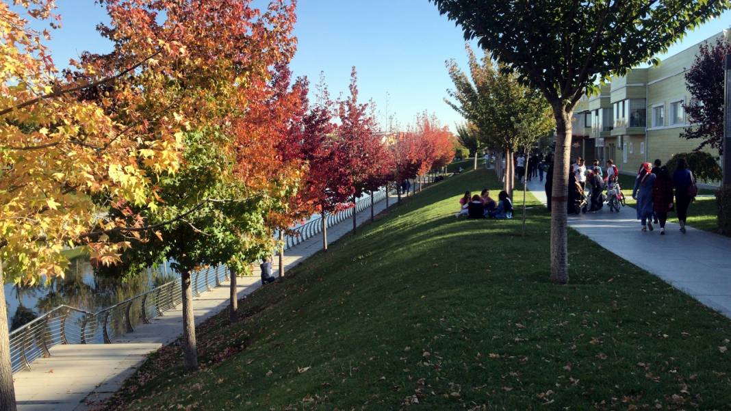 Kırşehir'de park ve bahçelerde sonbahar güzelliği yaşanıyor 1