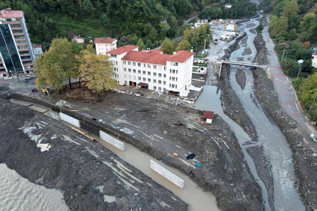 Bozkurt'ta yağışın ardından binaların bodrum katlarına dolan su tahliye edildi 11