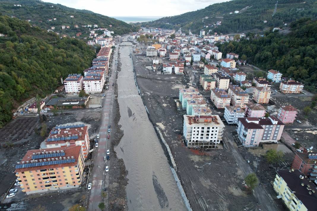 Bozkurt'ta yağışın ardından binaların bodrum katlarına dolan su tahliye edildi 12