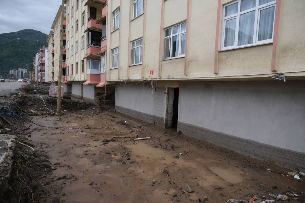 Bozkurt'ta yağışın ardından binaların bodrum katlarına dolan su tahliye edildi 14