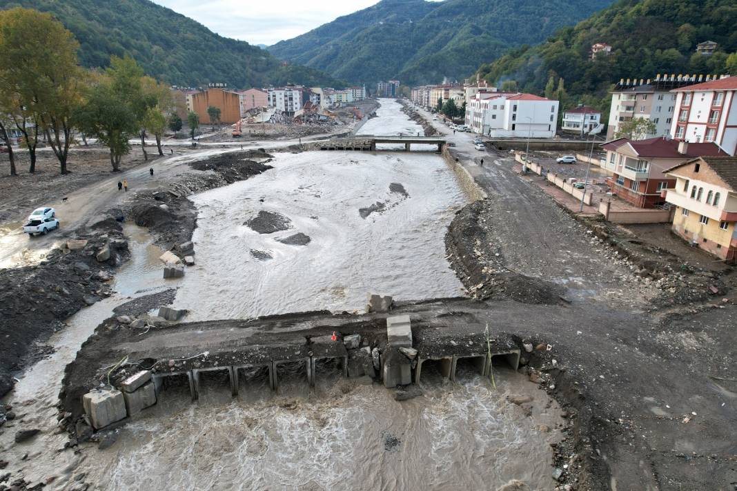 Bozkurt'ta yağışın ardından binaların bodrum katlarına dolan su tahliye edildi 3