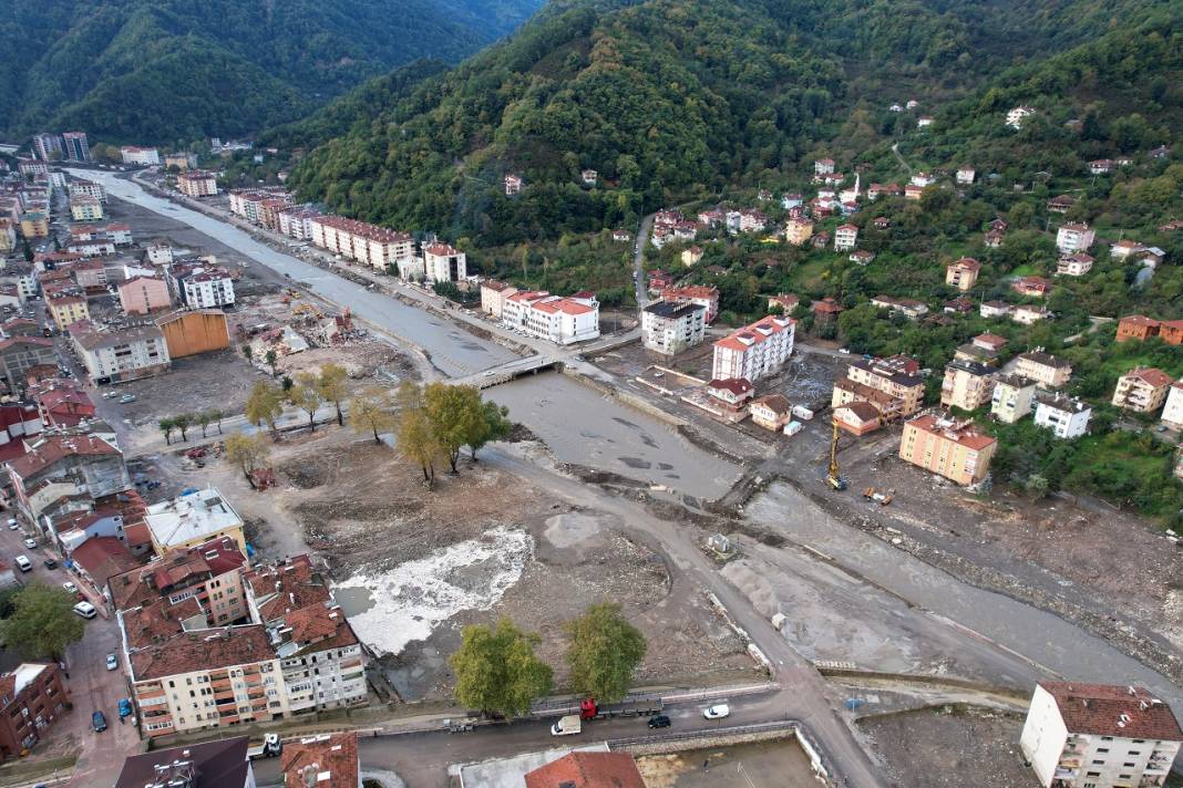 Bozkurt'ta yağışın ardından binaların bodrum katlarına dolan su tahliye edildi 7