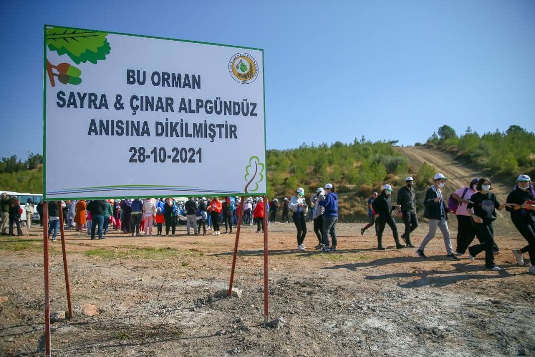 İzmir depreminde ölen ikizler anısına 1500 fidan toprakla buluştu 2