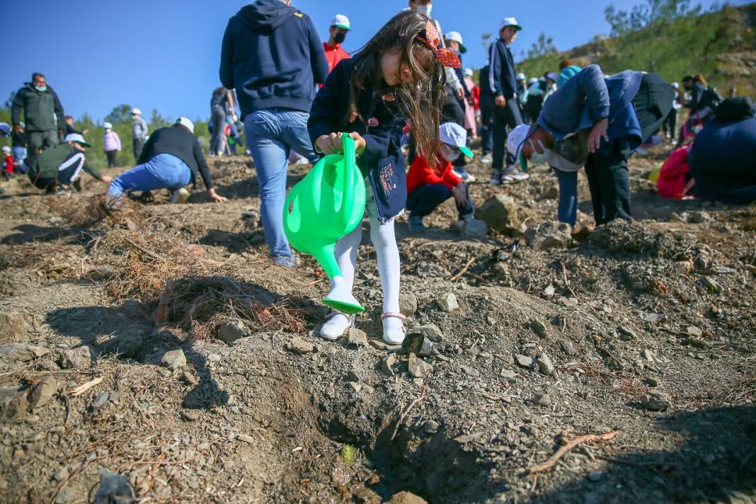 İzmir depreminde ölen ikizler anısına 1500 fidan toprakla buluştu 7