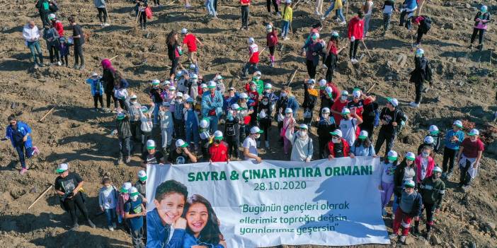İzmir depreminde ölen ikizler anısına 1500 fidan toprakla buluştu