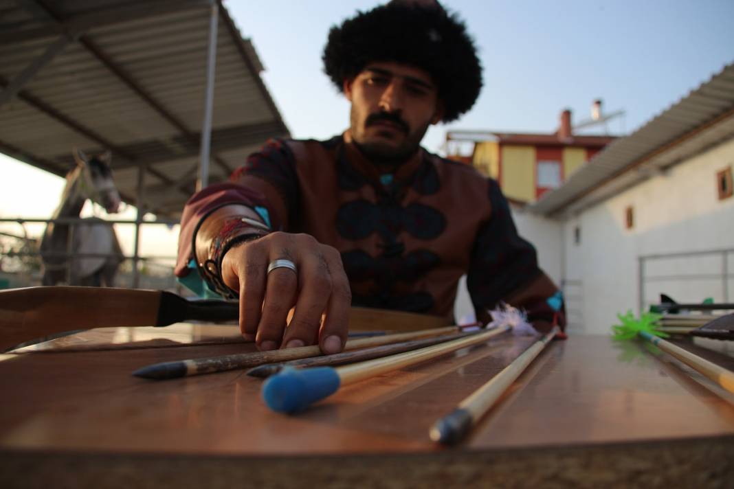 Bilgisayar oyunundan etkilenerek geleneksel Türk okçuluğu eğitmeni oldu 9