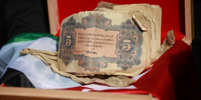 Filistinli aile 106 yıldır gözü gibi baktığı Osmanlı askerinin emanetini Büyükelçi Demirer'e teslim etti