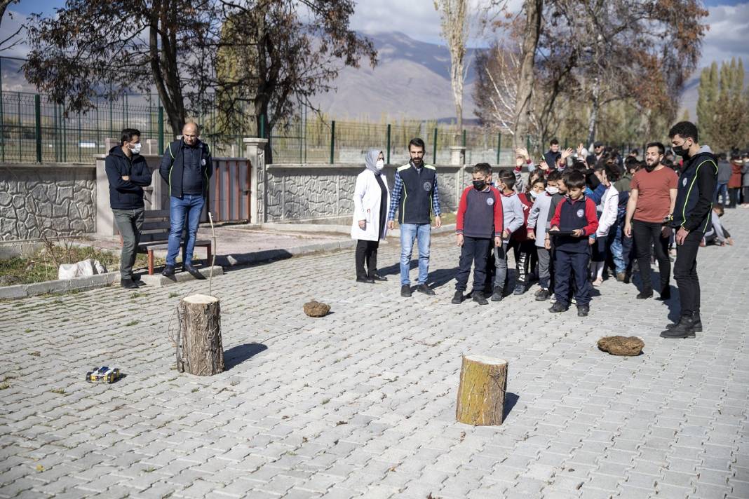 Erzurum'da gönüllü gençler, kırsaldaki öğrencilere teknoloji projelerini tanıttı 3
