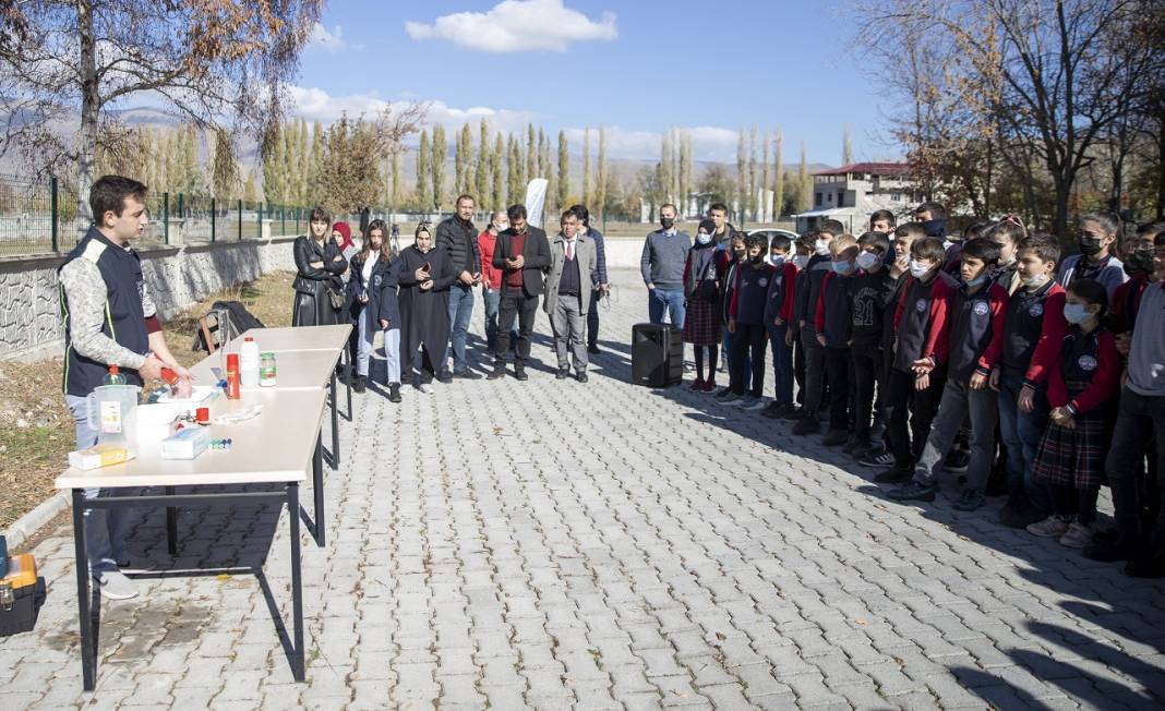 Erzurum'da gönüllü gençler, kırsaldaki öğrencilere teknoloji projelerini tanıttı 5
