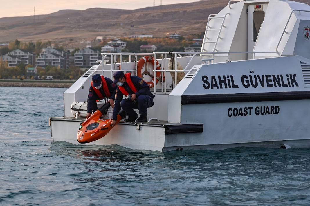 Sahil Güvenlik Komutanlığı ekipleri Van Gölü'nde 24 saat görevde 13