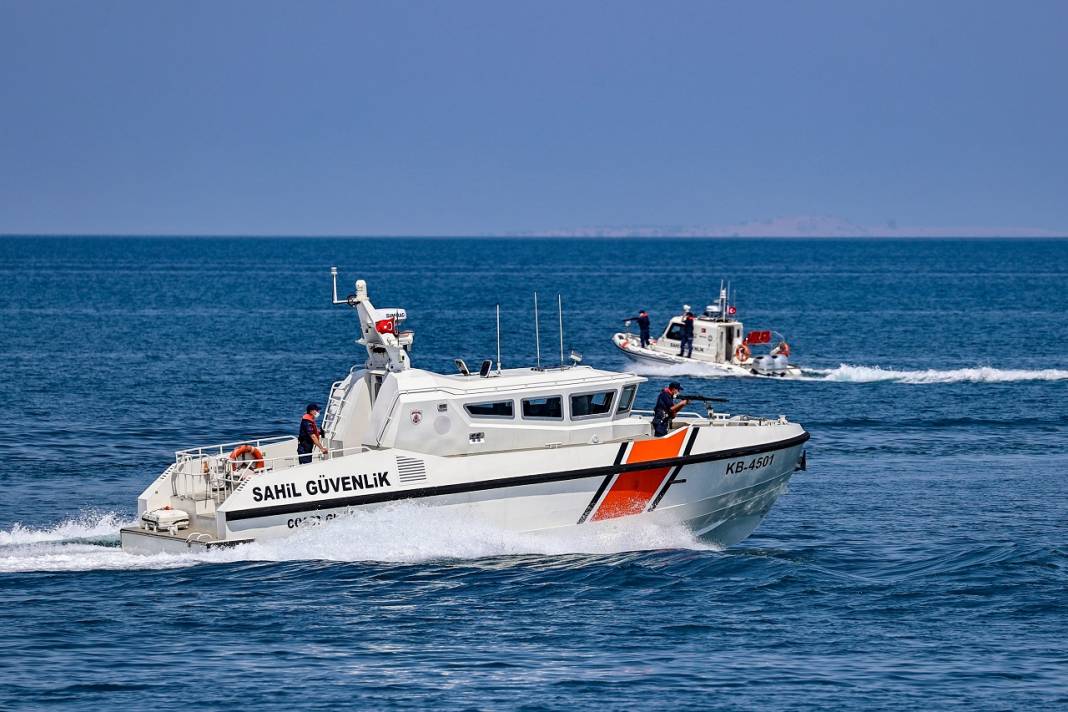 Sahil Güvenlik Komutanlığı ekipleri Van Gölü'nde 24 saat görevde 17
