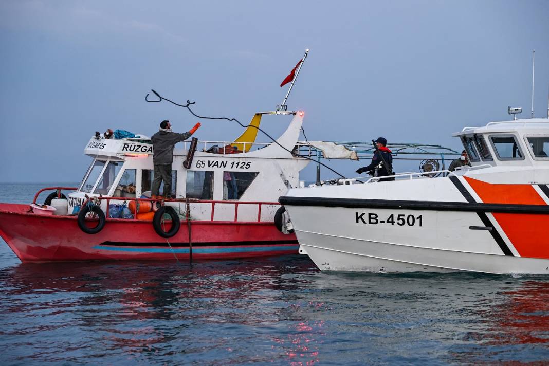 Sahil Güvenlik Komutanlığı ekipleri Van Gölü'nde 24 saat görevde 5