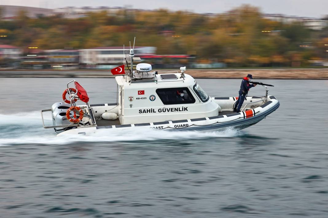 Sahil Güvenlik Komutanlığı ekipleri Van Gölü'nde 24 saat görevde 9