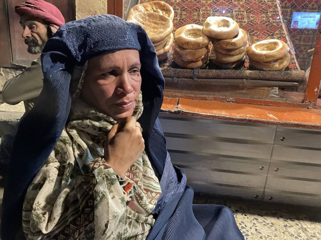 Afganistan'da yoksul halk, fırınların önünde bir ekmek için yardım bekliyor 1