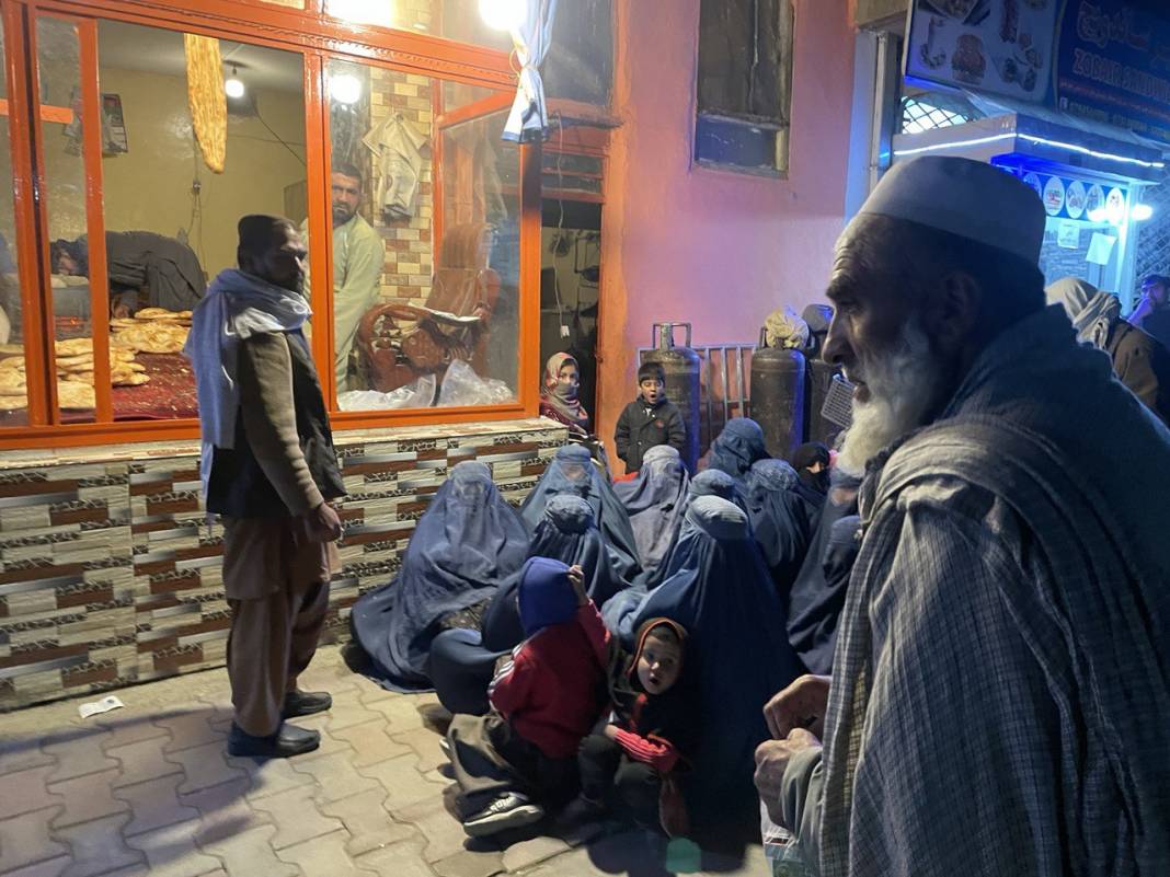 Afganistan'da yoksul halk, fırınların önünde bir ekmek için yardım bekliyor 10