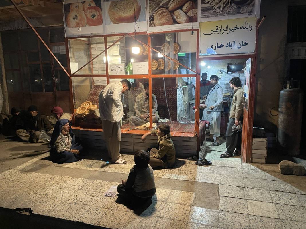 Afganistan'da yoksul halk, fırınların önünde bir ekmek için yardım bekliyor 2