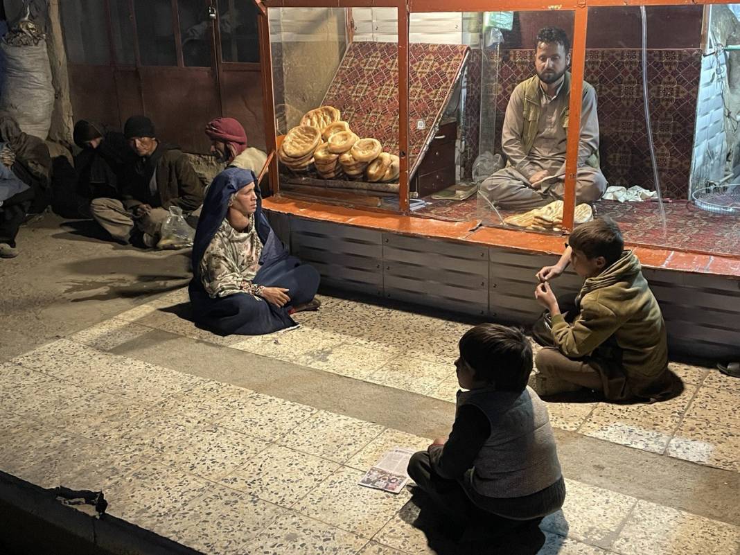Afganistan'da yoksul halk, fırınların önünde bir ekmek için yardım bekliyor 3